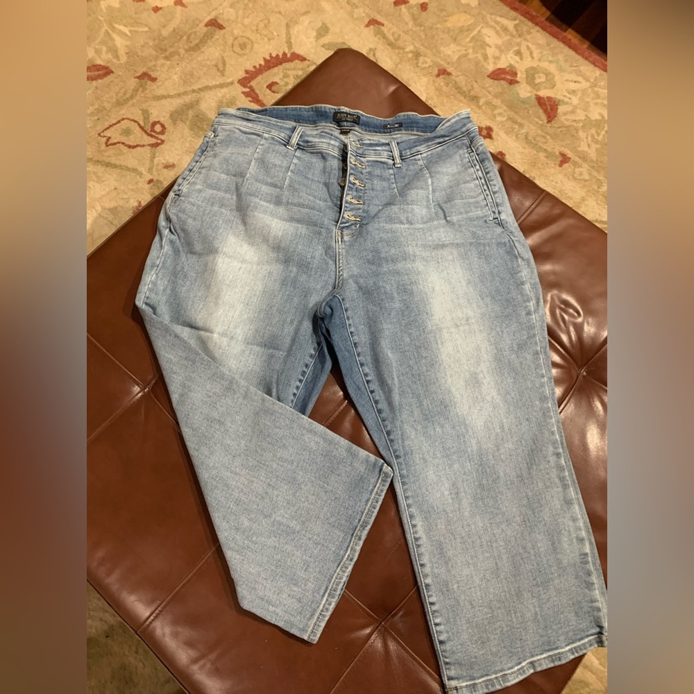 Judy Blue bottom fly wide leg cropped light denim jean 22
